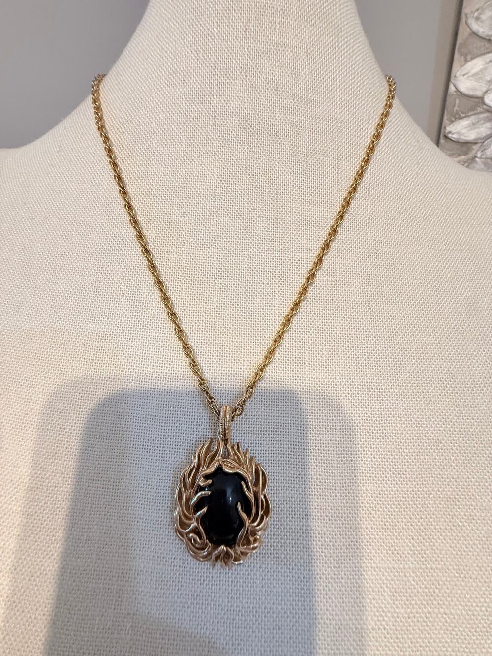 Vintage Black Cabochon Gold Tone Pendant Necklace 20”